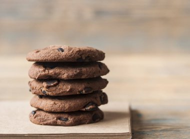 Tahta masada çikolatalı kurabiyeler.