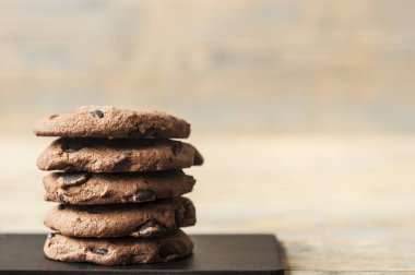 Tahta masada çikolatalı kurabiyeler.