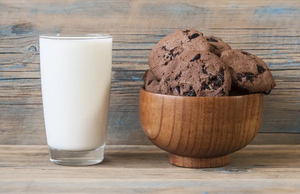 유리 우유의 맛 있는 초콜릿 쿠키 — 스톡 사진
