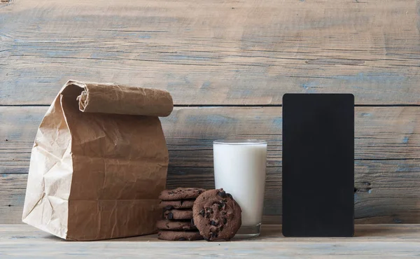 Свіже шоколадне печиво та коричневий паперовий мішок — стокове фото