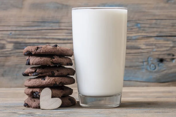 Tasty chocolate cookies with glass of milk — Stock Photo, Image