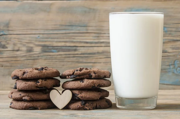 유리 우유의 맛 있는 초콜릿 쿠키 — 스톡 사진