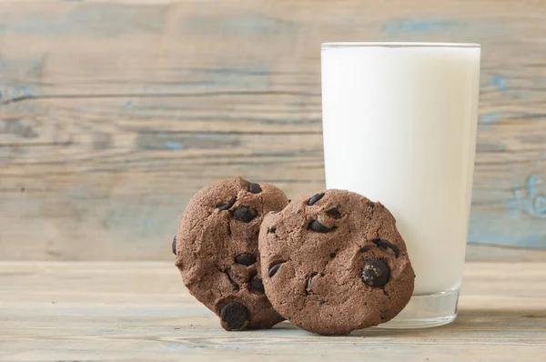 Velsmagende chokoladekager med glas mælk - Stock-foto