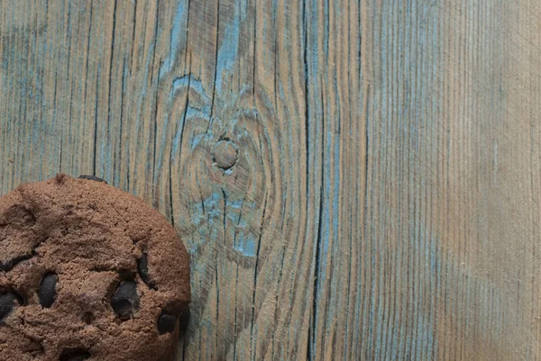 Μπισκότα σοκολάτας σε ξύλινο τραπέζι. — Φωτογραφία Αρχείου