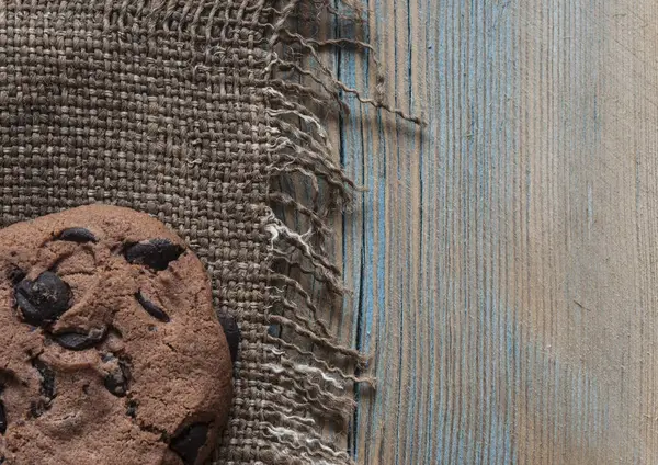 Шоколадное печенье на деревянном столе . — стоковое фото