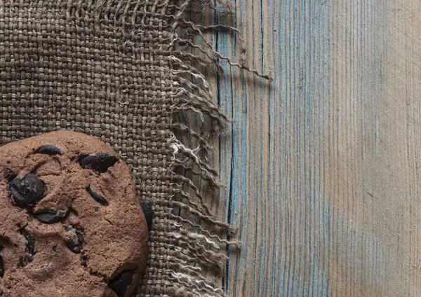 Bolinhos de chocolate na mesa de madeira . — Fotografia de Stock