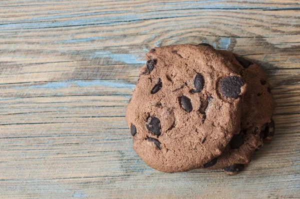 Chokolade cookies på træ bord . - Stock-foto