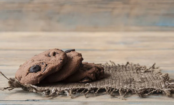 Csokis süti a fa asztalon. — Stock Fotó