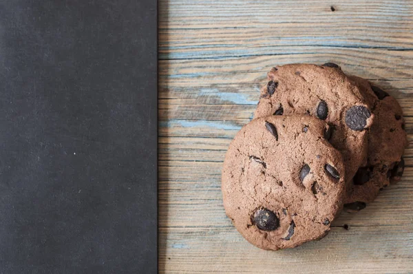 Galletas de chocolate en mesa de madera . — Foto de Stock