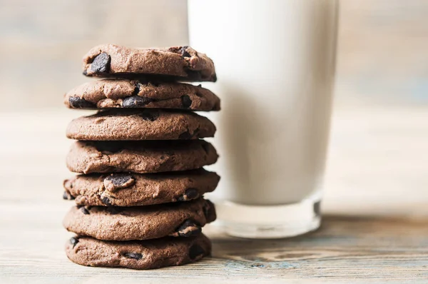 Вкусное шоколадное печенье со стаканом молока — стоковое фото