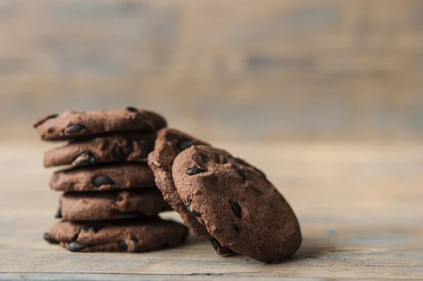 Biscuiți de ciocolată pe masa de lemn — Fotografie, imagine de stoc