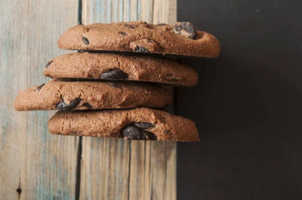 Шоколадное печенье на деревянном столе — стоковое фото