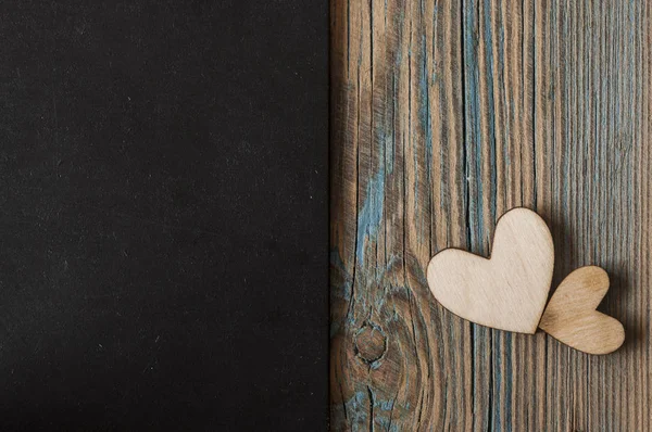 Dos corazones de madera colocados muy bien sobre fondo vintage — Foto de Stock