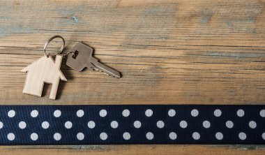 ahşap arka plan ev simgesini ile anahtar 