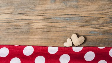 ahşap arka plan üzerinde Hearts 