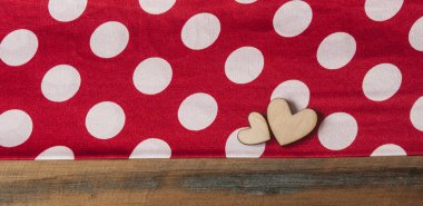 ahşap arka plan üzerinde Hearts 