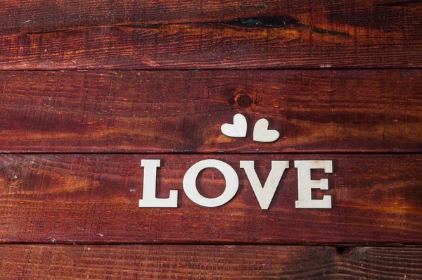 Trä kärleksbrev på rustika bakgrund. — Stockfoto