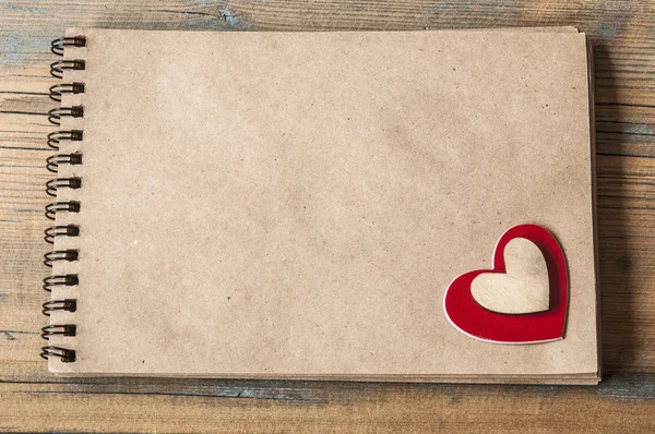 День святого Валентина деревянный фон с сердцами, вид сверху — стоковое фото