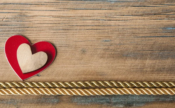 Corazones sobre un fondo de madera — Foto de Stock