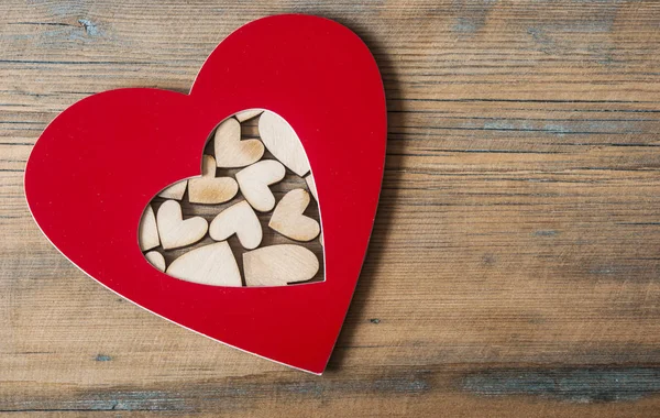 Серця на дерев'яному фоні — стокове фото
