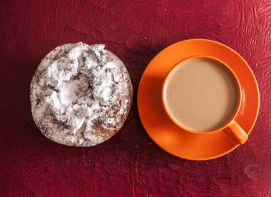 Fincan kahve ve kırmızı zemin üzerine üzümlü kek