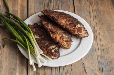 Kızarmış Balık crucian plaka üzerinde ahşap tablo