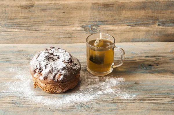 Xícara de café e bolo com cobertura de açúcar — Fotografia de Stock