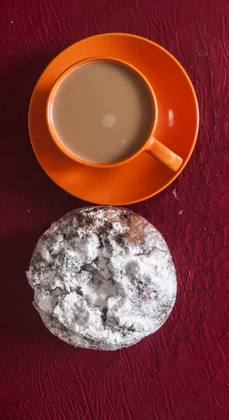 Kopp kaffe och kaka med russin på röd bakgrund — Stockfoto