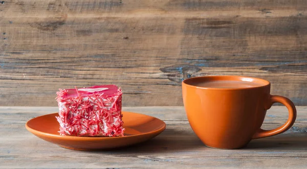 Kopp kaffe och kaka med hjärta på mörka träbord — Stockfoto
