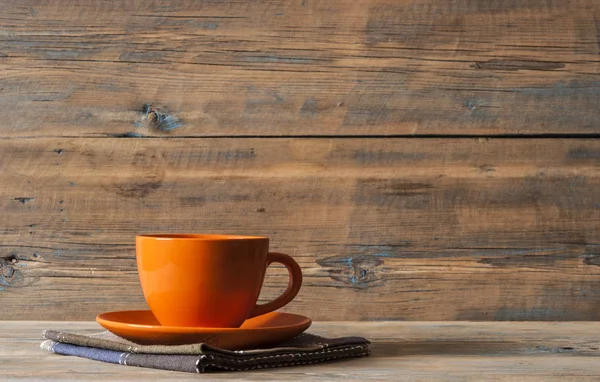 Koffiekopje met bord op houten textuur tabel — Stockfoto