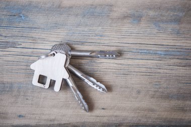 ahşap arka plan ev simgesini ile anahtar 