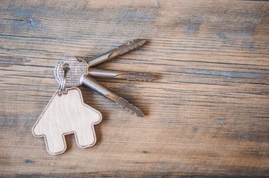 ahşap arka plan ev simgesini ile anahtar 