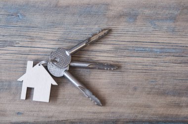 ahşap arka plan ev simgesini ile anahtar 