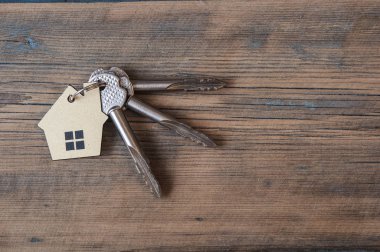 ahşap arka plan ev simgesini ile anahtar 