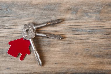 ahşap arka plan ev simgesini ile anahtar 