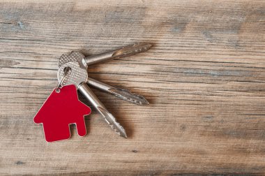 ahşap arka plan ev simgesini ile anahtar 