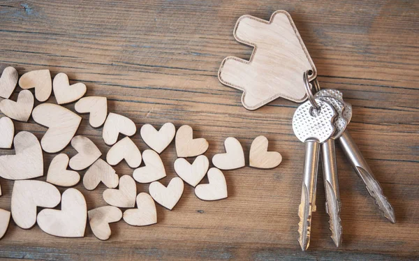 Llave con icono de la casa sobre fondo de madera —  Fotos de Stock