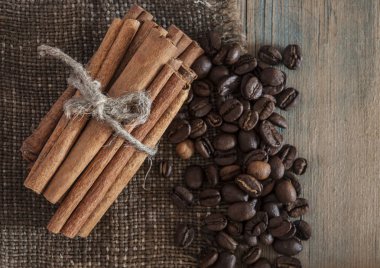 Kahve çekirdekleri, tarçın çubukları eski odun yığını. 