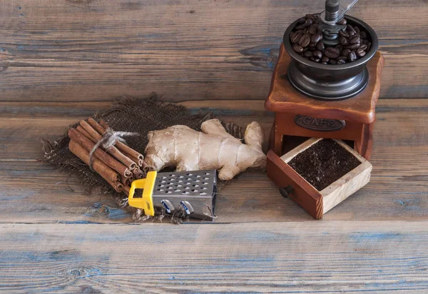 Stilleben med kaffebönor och gamla kaffekvarnen på träbord — Stockfoto