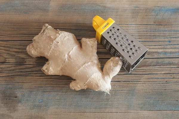 Stalen rasp en gember op houten tafel — Stockfoto