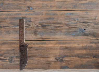 av bıçağı Ahşap dokusu içinde sıkışmış.