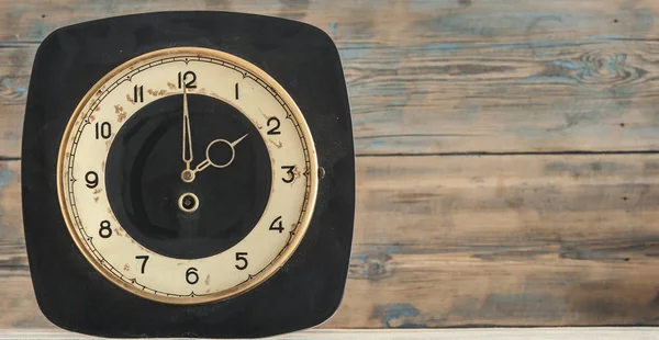 Wall clock on wooden background — Stock Photo, Image