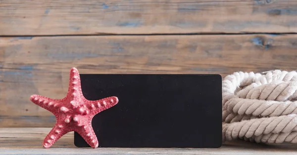 Objetos de mar - conchas, estrellas de mar sobre tablones de madera — Foto de Stock