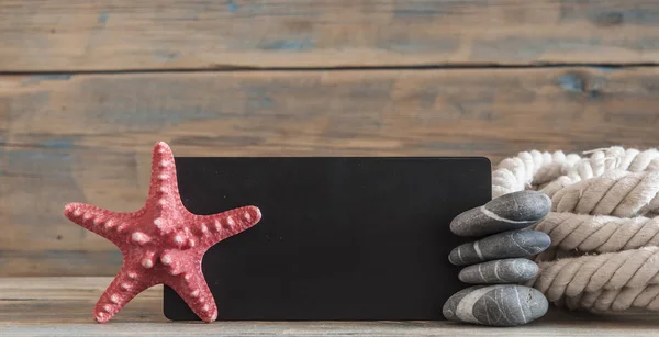 Objetos de mar - conchas, estrellas de mar sobre tablones de madera — Foto de Stock