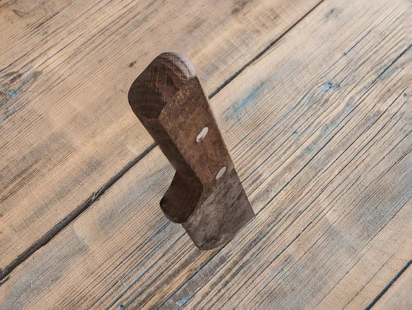 Cuchillo de caza pegado en la textura de madera . — Foto de Stock