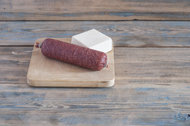 peynir ve sosis ahşap arka plan üzerinde.