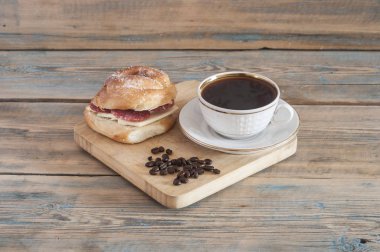 Bir fincan kahve güzel sosis sandviç sabah ile