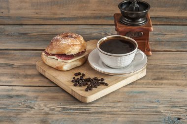 Bir fincan kahve güzel sosis sandviç sabah ile