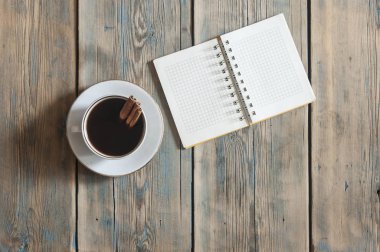 espresso kahve Kupası ve ahşap üzerinde boş not defteri görünümünü ta top