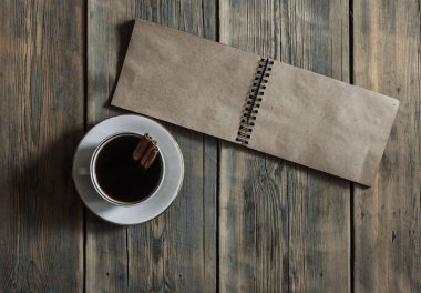 espresso kahve Kupası ve ahşap üzerinde boş not defteri görünümünü ta top